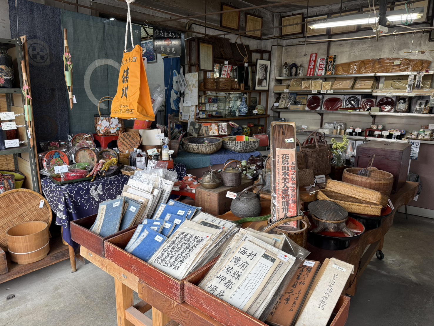 三浦英次商店の店内